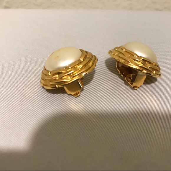 CHANEL Disc Pearl Clip On Earrings 1" 25.6g - Picture 5 of 7